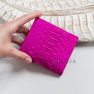 Tarjetero pequeño de piel de serpiente - Minicartera fina para mujer - Tarjetero compacto de piel de pitón auténtica para billetes y monedas - Rosa intenso