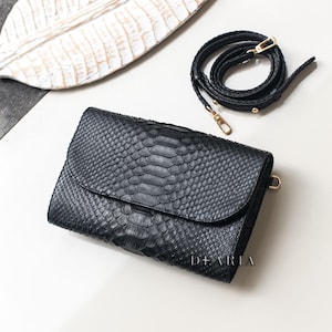 Cartera de mano para mujer de piel de pitón negra con correa - Elegante bolso de muñeca negro - Bolso de noche y bandolera