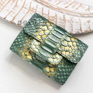Cartera compacta de piel de pitón verde esmeralda: carteras pequeñas de piel de serpiente para mujer: cartera de tres pliegues para mujer con ventana para identificación