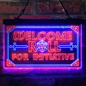 Op de afbeelding: Een rood en blauw neonbord met de tekst "WELCOME ROLL FOR INITIATIVE". Het toont een D20 dobbelsteen en zwaarden. Het rechthoekige bord hangt aan een bakstenen muur.