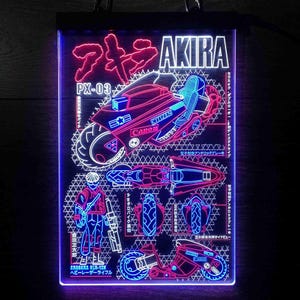 Può includere: Un cartello al neon con un contorno rosso e blu di una motocicletta con il testo "AKIRA" e caratteri giapponesi. La motocicletta è etichettata "PX-03" e ha le parole "Canon" e "Citizen" su di essa. Il cartello include anche uno schema della motocicletta con dettagli sulle sue caratteristiche.