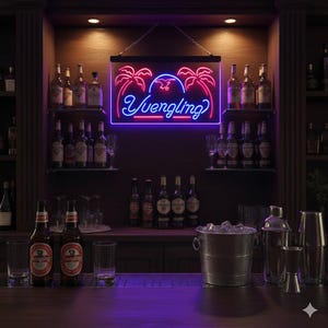Peut inclure: Enseigne au néon avec le mot "Yuengling" en bleu, encadré de violet et de motifs de palmiers. L'enseigne est suspendue au-dessus d'un bar avec des bouteilles, des verres et un seau à glace. Deux bouteilles de bière Yuengling sont visibles.