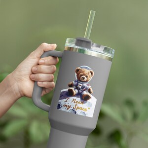 Vaso de oso astronauta caprichoso: taza de viaje con temática espacial para bebidas frías y calientes: un regalo único para entusiastas.