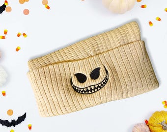 Haftowana czapka beanie, upiorna czapka z uśmiechniętą buźką, haftowana dzianinowa czapka, upiorny uśmiech, gotycka moda alternatywna, upiorny prezent, krój unisex