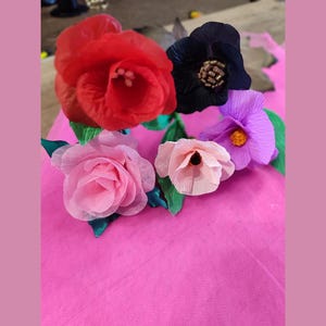 Bouquet di carta e stoffa fiore giallo, viola, nero, rosso, rosa