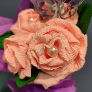 Bouquet di carta crespa rosa.