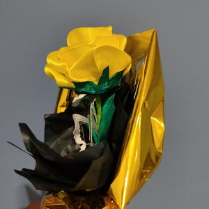 Bouquet rosa di raso giallo