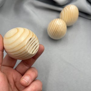 Może przedstawiać: Biały ceramiczny kubek z czarnym uchwytem i napisem "But First, Coffee" pogrubioną, czarną czcionką. Kubek jest umieszczony na neutralnym tle, podkreślając jego prosty design.