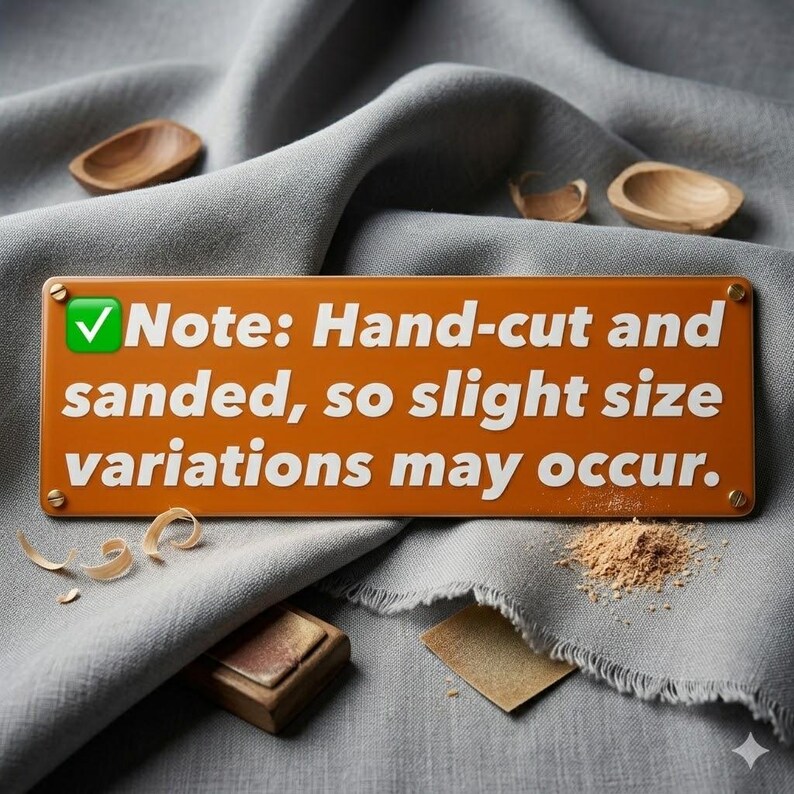 Pode incluir: Uma placa laranja com o texto "Note: Hand-cut and sanded, so slight size variations may occur." &eacute; exibida em um tecido cinza. Pequenas tigelas de madeira, aparas de madeira e ferramentas de lixamento tamb&eacute;m est&atilde;o presentes.