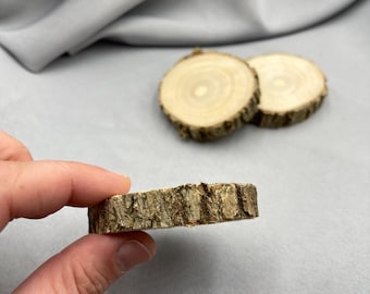 クラフト用松材スライス、樹皮付き天然未完成木の輪切り、素朴な円形DIYプロジェクト、小さなウェディングデコレーション、デコパージュ用スライス