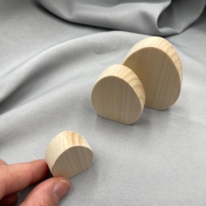 Może przedstawiać: Biały ceramiczny kubek z czarnym uchwytem i napisem "But First, Coffee" pogrubioną czcionką. Kubek stoi na białej powierzchni, podkreślając jego czysty design.