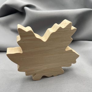 Klumpige Blattholzform, unfertige DIY-Handwerksversorgung, leere Blatt-Ausschnitt, Herbstholz Ahornblätter, rustikale Bauernhausdekor, Kinderholz-Projekt