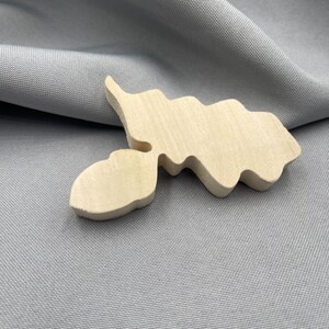 Hölzerner Eichenblatt-Ausschnitt, stehendes unfertiges Blatt für Handwerks-Projekt, kleines Herbst-rustikales Dekor, Verzierung für Regalmantel, Blätter mit Eichel