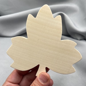 Unfertige hölzerne Traubenblattform, großer Ausschnitt für Malerei, rustikale stehende Blätter, Herbst-Handwerksprojekt, Tablett-Regaldekoration