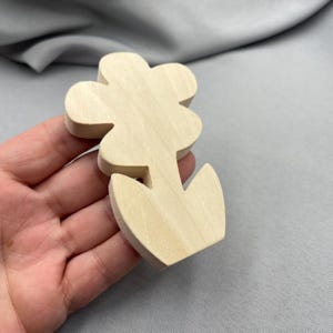Drewniana miniaturowa stokrotka, niedokończony kwiat z łodygą, stojący kwiatek do dekoracji półki, pusty prezent dla dziecka, drewniany kwiat DIY