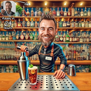 Może przedstawiać: Karykatura uśmiechniętego barmana, trzymającego shaker i nalewającego drinka. Bar jest wypełniony butelkami. Obraz zawiera tekst "Ready in 24 Hours".