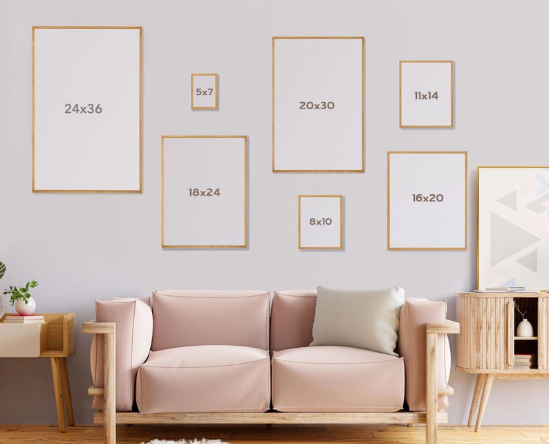 Peut inclure: Une galerie murale compos&eacute;e de neuf cadres photo de diff&eacute;rentes tailles avec des dimensions vari&eacute;es, notamment 24x36, 18x24, 20x30, 11x14, 16x20, 5x7 et 8x10 pouces. Les cadres sont tous dor&eacute;s et pr&eacute;sentent un design simple et moderne. Les cadres sont accroch&eacute;s &agrave; un mur blanc au-dessus d'un canap&eacute; rose clair.