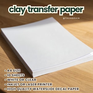 Puede incluir: Una pila de papel de transferencia para arcilla en tamaño A4. El texto dice: clay transfer paper, @THUMBRAIN, A4 SIZE, 10 SHEETS, WHITE OR CLEAR, INKJET OR LASER PRINTER, HIGH QUALITY WATERSLIDE DECAL PAPER. El papel es rectangular y liso.