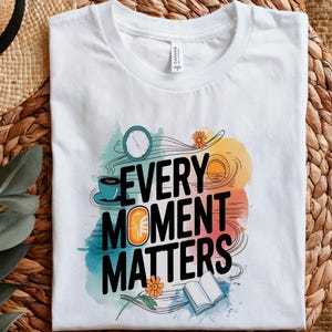 Every Moment Matters ユニセックス T シャツ、インスピレーション T シャツ、モチベーション シャツ、ポジティブな雰囲気のトップス、人生の名言アパレル