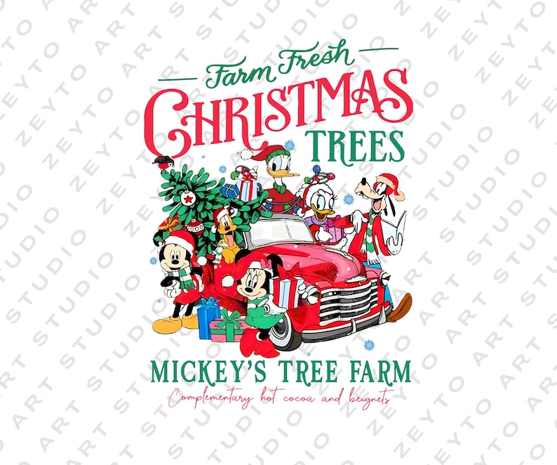 Pu&ograve; includere: Un camioncino rosso con un albero di Natale in cima, circondato da Topolino e i suoi amici. Il camioncino ha il testo "Farm Fresh Christmas Trees" e "Mickey's Tree Farm". Il testo "Complementary hot cocoa and beignets" &egrave; anche sul camioncino.