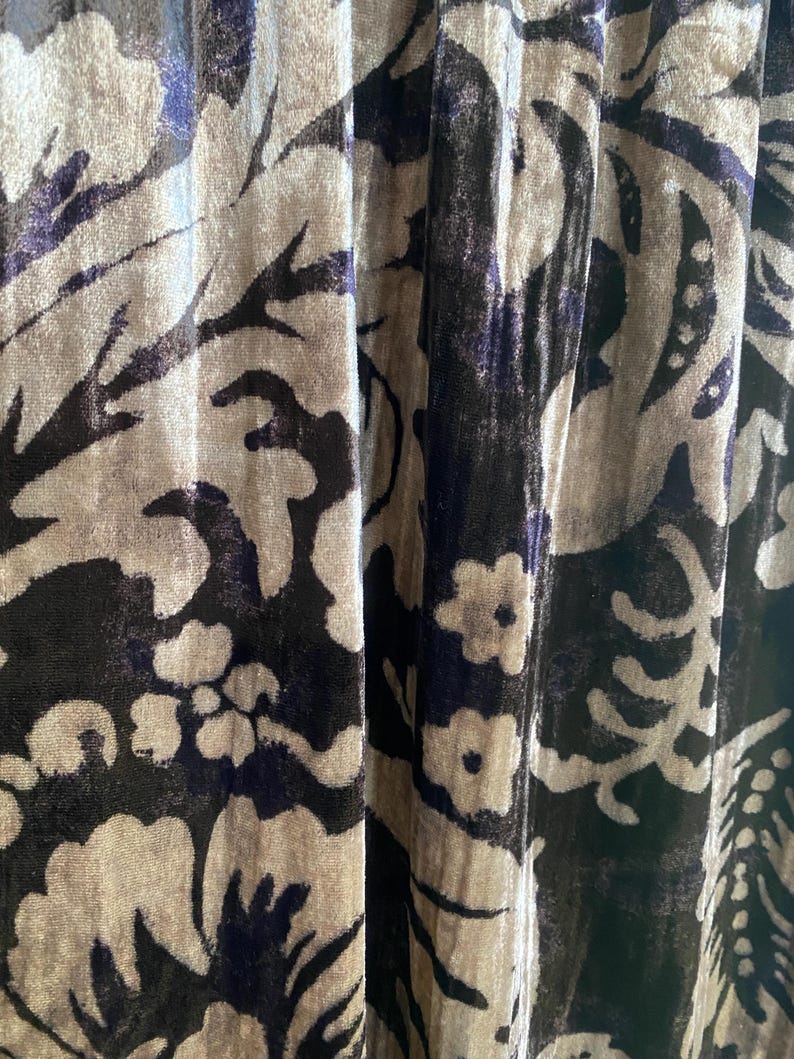 Puede incluir: Primer plano de una tela con un patr&oacute;n floral en tonos marrones, beige y morado. La tela tiene una textura suave y aterciopelada.