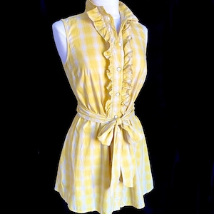 K&ouml;nnte beinhalten: Ein gelbes und wei&szlig;es kariertes, &auml;rmelloses Kleid mit R&uuml;schenkragen und einem Bindeg&uuml;rtel.