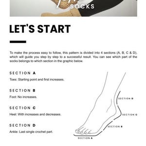 Pu&ograve; includere: Un disegno in bianco e nero di un piede e una caviglia che mostra le quattro sezioni di uno schema di calzino all'uncinetto. Le sezioni sono etichettate A, B, C e D. Il testo "Poppy Socks" &egrave; nell'angolo in alto a destra dell'immagine.