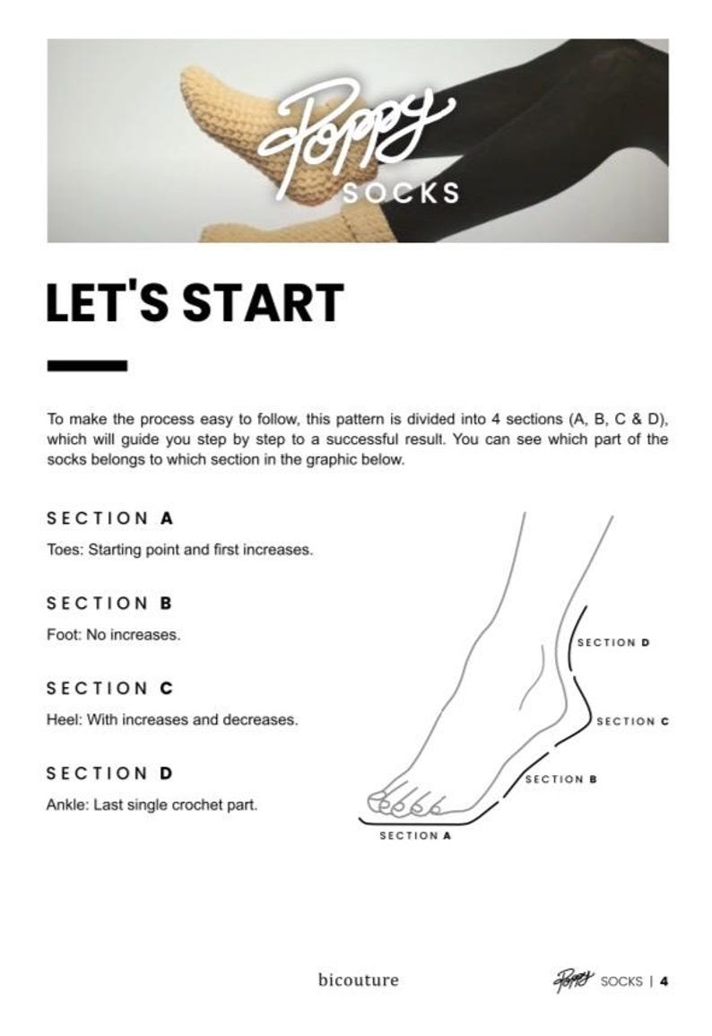 Pu&ograve; includere: Un disegno in bianco e nero di un piede e una caviglia che mostra le quattro sezioni di uno schema di calzino all'uncinetto. Le sezioni sono etichettate A, B, C e D. Il testo "Poppy Socks" &egrave; nell'angolo in alto a destra dell'immagine.