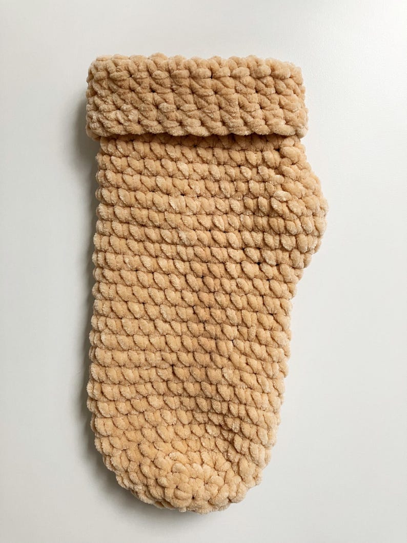 Pu&ograve; includere: Un maglione di lana beige per cani con collo alto.