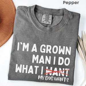 Chemise Comfort Colors® Je suis un homme et je fais ce que mon chien veut Chemise drôle pour homme Chemise papa chien T-shirt cadeau fête des pères