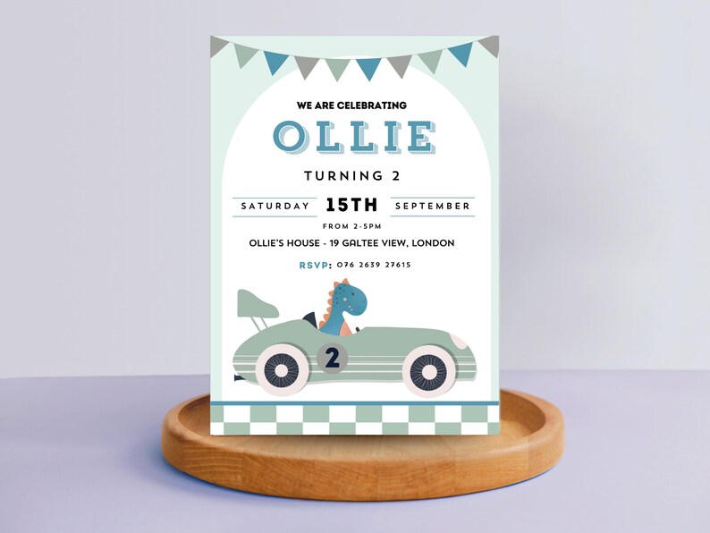 K&ouml;nnte beinhalten: Eine blaue und gr&uuml;ne Geburtstagseinladung mit einem Comic-Dinosaurier, der ein Rennauto f&auml;hrt. Die Einladung lautet "We are celebrating Ollie turning 2" und enth&auml;lt Datum, Uhrzeit und Ort der Party.