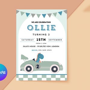 K&ouml;nnte beinhalten: Eine blaue und wei&szlig;e Geburtstagseinladung mit einem Dinosaurier, der ein Rennauto f&auml;hrt. Die Einladung lautet "We are celebrating Ollie turning 2" und enth&auml;lt das Datum, die Uhrzeit und den Ort der Party.