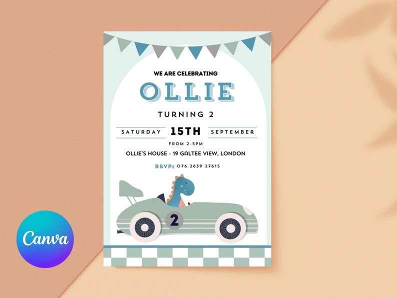 K&ouml;nnte beinhalten: Eine blaue und wei&szlig;e Geburtstagseinladung mit einem Dinosaurier, der ein Rennauto f&auml;hrt. Die Einladung lautet "We are celebrating Ollie turning 2" und enth&auml;lt das Datum, die Uhrzeit und den Ort der Party.