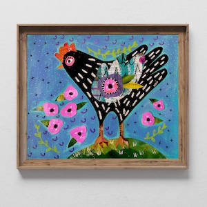 Peut inclure: Un poulet noir et blanc avec une fleur rose sur le dos se tient sur une colline verte avec des fleurs roses sur un fond bleu avec des &eacute;toiles blanches.