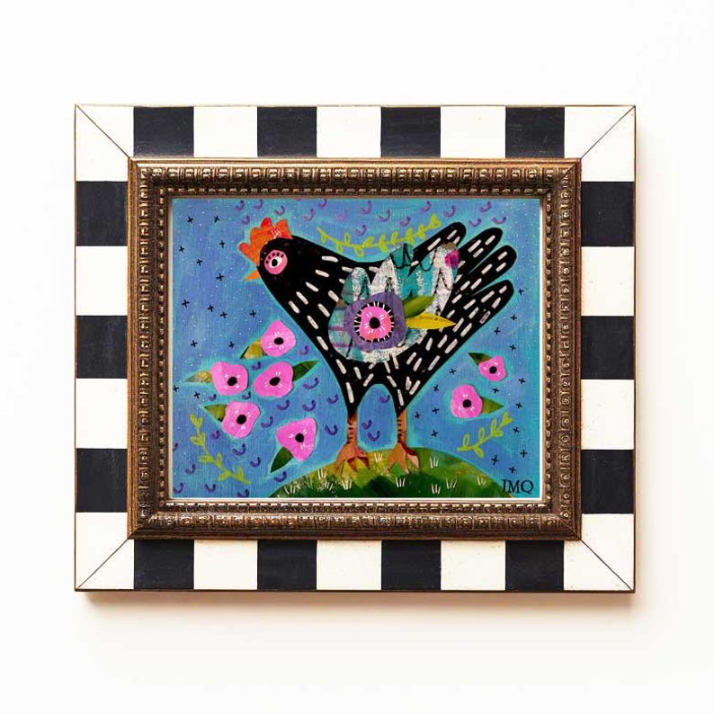 Peut inclure: Une peinture encadr&eacute;e d'une poule noire avec des d&eacute;tails color&eacute;s, debout dans un champ de fleurs roses sur un fond bleu. Le cadre est &agrave; carreaux noir et blanc.