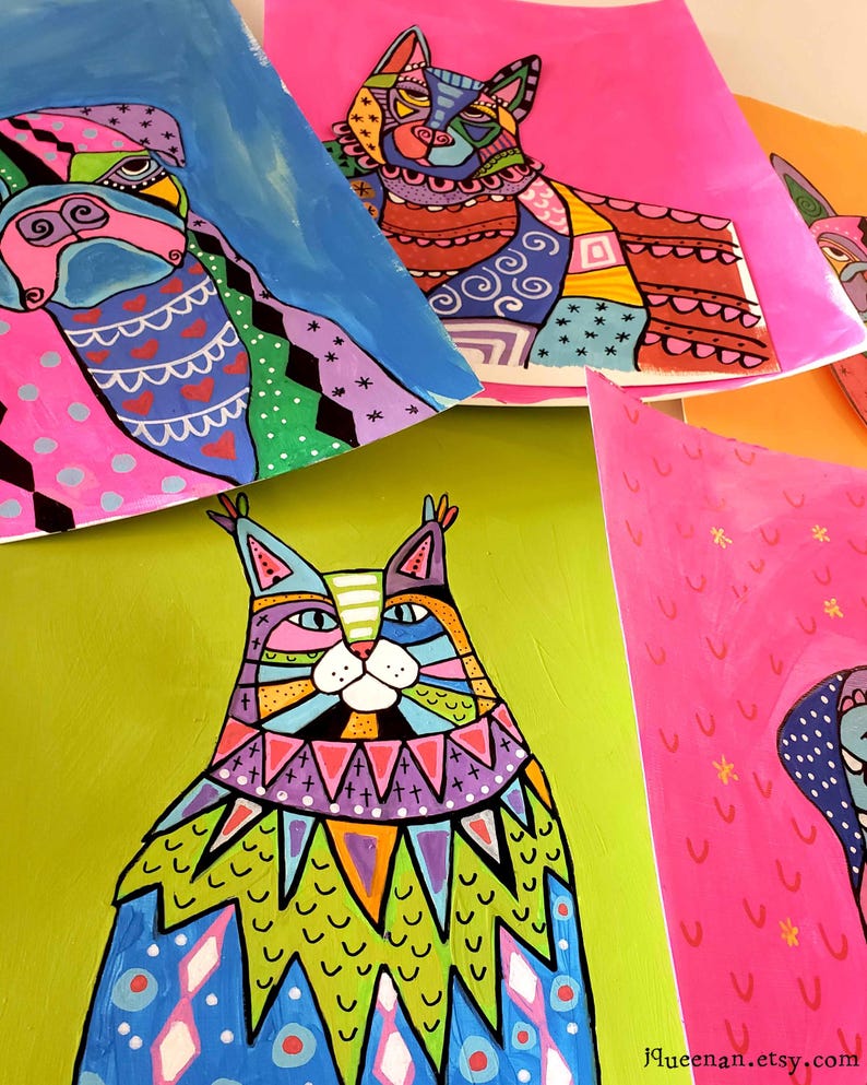 Peut inclure: Une peinture abstraite color&eacute;e d'un chat avec un motif bleu, vert et violet. Le chat est assis sur un fond vert.