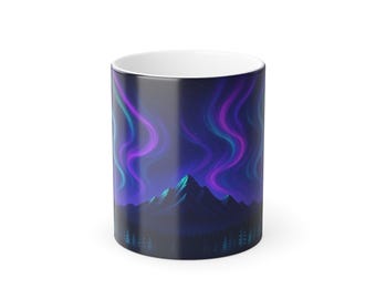 Taza con luces del norte sobre un bosque de montaña brillante / Revelación de calor / ¡Amante de la naturaleza! / Aurora aparece con calor / Regalo único de 325 ml