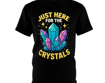 Camiseta "Just Here for the Crystals" para amantes de los cristales. Atrevida vibra de dibujos animados, dobladillo con detalles de piedras preciosas en las mangas, camiseta espiritual única.
