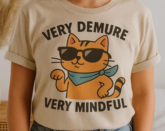 Camiseta "Gato elegante en gafas de sol: muy recatada, muy atenta"
