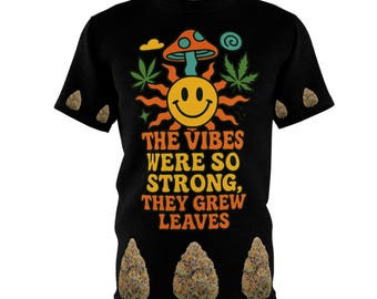 Camiseta "Las vibraciones eran tan fuertes que hicieron crecer hojas" / Camiseta del festival de cannabis / Mangas y dobladillo con detalles de cogollos / Regalo de marihuana psicodélica