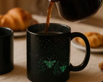 Taza de café con efecto de calor / Luciérnaga, cielo nocturno, bosque encantado