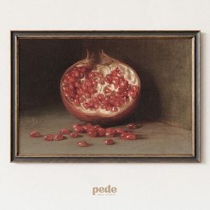 Puede incluir: Pintura enmarcada de naturaleza muerta de una granada cortada por la mitad. Se ven las semillas rojas de la fruta, algunas esparcidas sobre la superficie. La obra tiene una estética oscura y melancólica, centrada en la textura y el color.