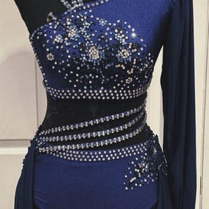 Traje lírico azul marino