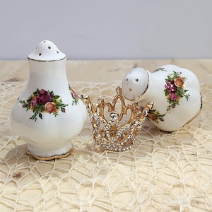 Royal Albert Old Country Roses Salt and Pepper Set – Bone China, Made in England – Vintage Floral Collectible