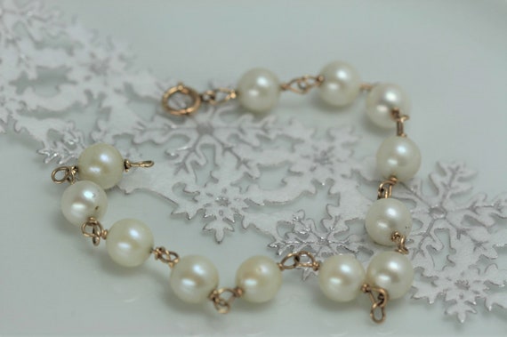 Vintage 14k YG Wire and Off White Pearl Bracelet - image 1