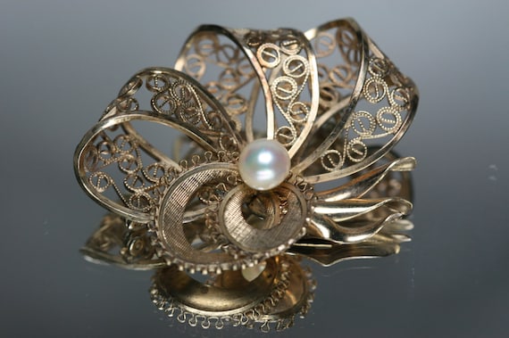 Vintage Simmons Gold Tone and Pearl Brooch - image 1