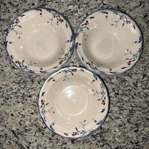 Puede incluir: Un juego de tres tazas de cerámica con un acabado moteado y mate. Las tazas son en tonos crema, gris claro y gris oscuro. Cada taza tiene un diseño simple y minimalista, ideal para café o té.