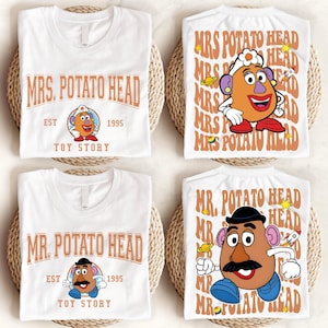 Könnte beinhalten: Zwei weiße T-Shirts mit einem Toy Story-Motiv. Ein Shirt zeigt Mr. Potato Head mit dem Text "MR. POTATO HEAD EST 1995 TOY STORY". Das andere Shirt zeigt Mrs. Potato Head mit dem Text "MRS. POTATO HEAD EST 1995 TOY STORY".