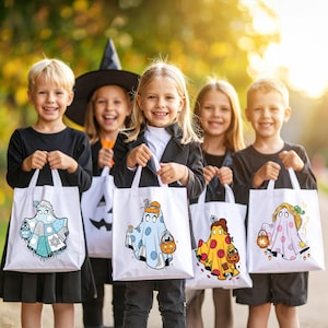 Peut inclure: Cinq enfants costumés pour Halloween, tenant des sacs fourre-tout blancs avec des motifs de fantômes. Les sacs présentent diverses illustrations de fantômes sur le thème d'Halloween, avec des citrouilles et des chapeaux de sorcière. Les enfants sourient.
