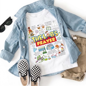Op de afbeelding: Een wit T-shirt met de tekst "The Lab's Prayer" en illustraties met een wetenschappelijk thema, gecombineerd met een lichtblauw spijkeroverhemd, kaki shorts en zwart-wit geblokte instappers. Een zwarte zonnebril is ook inbegrepen.